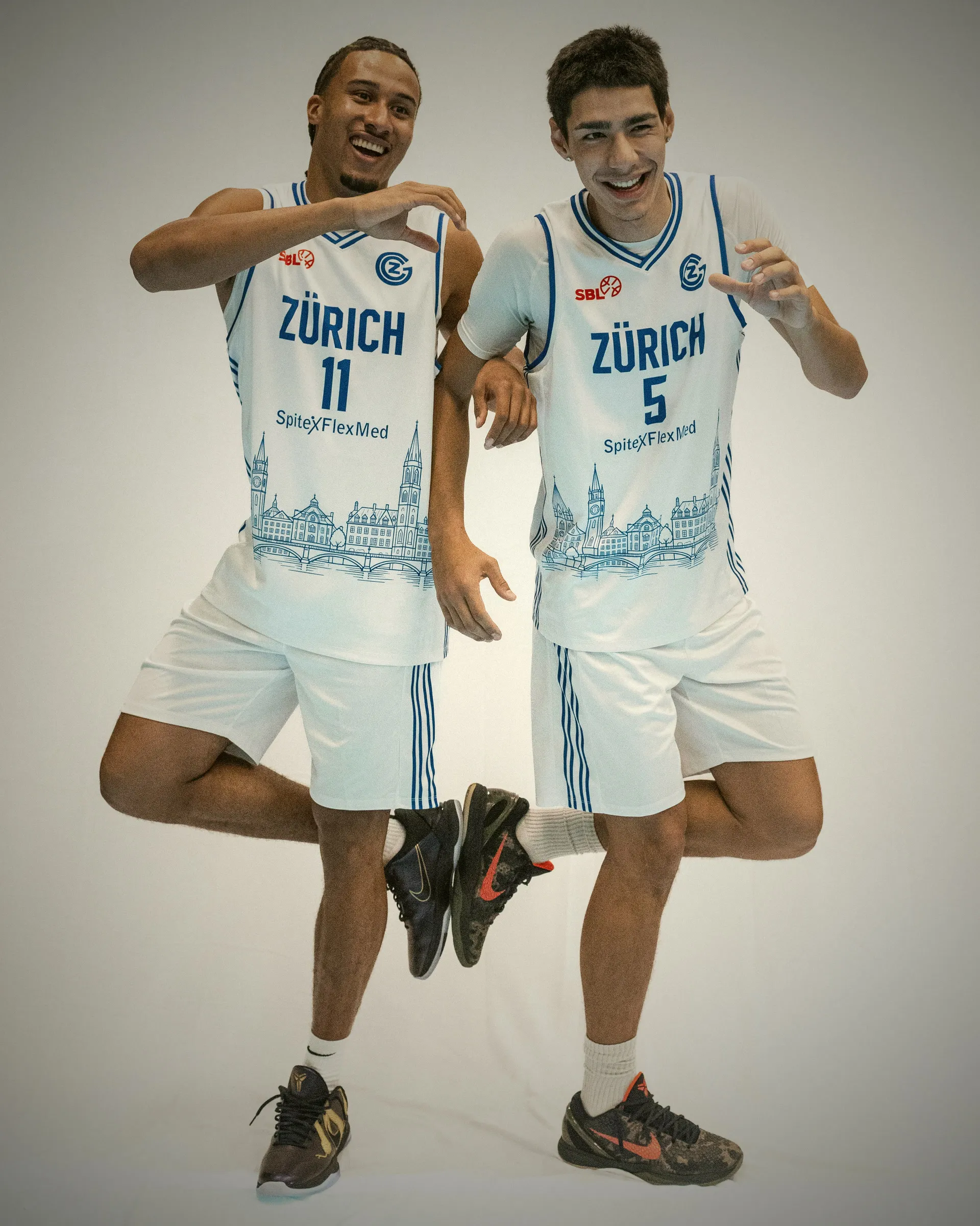 Zwei Spieler von GC Basketball mit den Nummern 11 und 5 posieren gemeinsam im weissen Heimtrikot
