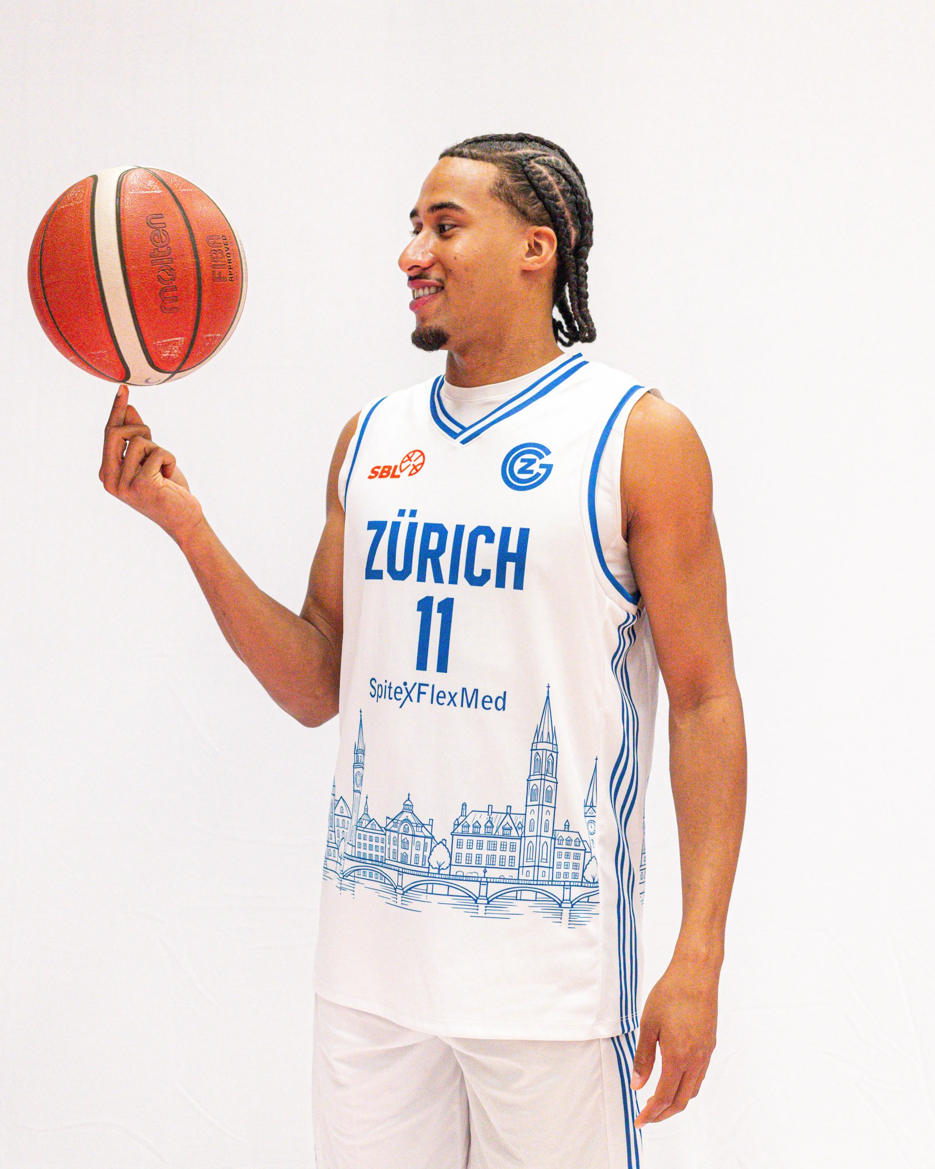 Spieler von GC Basketball im weissen Heimtrikot dreht den Ball auf dem Finger